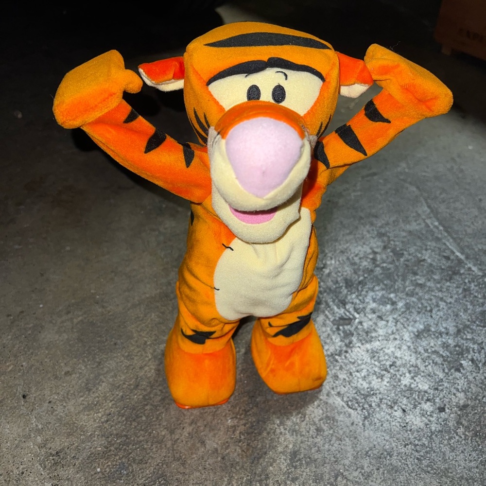 ⭐️TumbleTime Tigger Animatronic Plush Toy “12 inches 2005 Fisher Price - Picture 7 of 14
